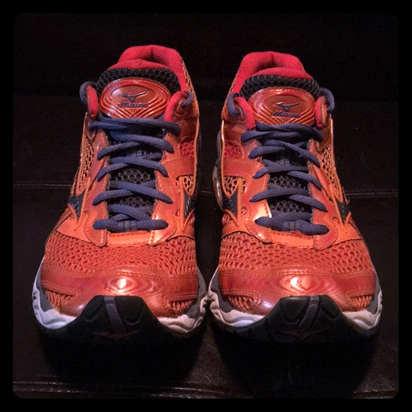 orange mizuno running shoes